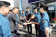 이상민 행정안전부 장관이 17일 전남 진도군 도서지역 읍내파출소를 방문해 치안상황 등을 점검한 뒤 현장 경찰 근무자들을 격려하고 있다.