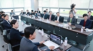 안덕근 산업통상자원부 장관이 17일 경기도 성남시에 위치한 (주)가온칩스와 서울 동대문구에 위치한 (주)아티크론에 출입기자단과 함께 방문, 관계자로부터 회사 운영현황 및 애로사항을 청취하고 있다.