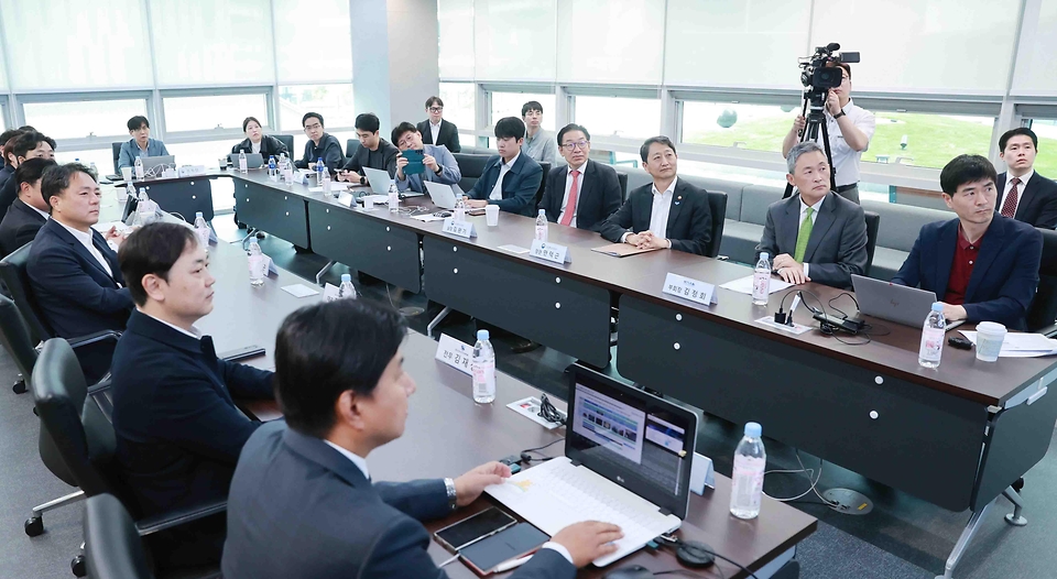 안덕근 산업통상자원부 장관이 17일 경기도 성남시에 위치한 (주)가온칩스와 서울 동대문구에 위치한 (주)아티크론에 출입기자단과 함께 방문, 관계자로부터 회사 운영현황 및 애로사항을 청취하고 있다.