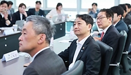 안덕근 산업통상자원부 장관이 17일 경기도 성남시에 위치한 (주)가온칩스와 서울 동대문구에 위치한 (주)아티크론에 출입기자단과 함께 방문, 관계자로부터 회사 운영현황 및 애로사항을 청취하고 있다.