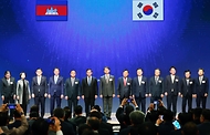 안덕근 산업통상자원부 장관이 16일 서울 중구 대한상공회의소 국제회의장에서 열린 한-캄보디아 비즈니스 포럼에서 훈 마넷(Hun Manet) 캄보디아 총리, 이희범 한-캄보디아 경제협력위원장 등 참석자들과 기념 촬영을 하고 있다.