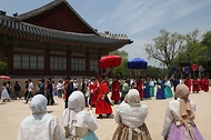 <p>17일 서울 종로구 경복궁에서&nbsp;2024 국가유산청 국가유산진흥원 출범기념 특별행사 왕가의 산책이 펼쳐지고 있다. &lsquo;왕가의 산책 &rsquo;은 국왕, 왕비, 왕세자, 세자빈이 산선시위와 군사의 호위를 받으며 궁궐을 산책하는 모습을 재현한 행사로&nbsp;17일부터 19일까지 진행된다.&nbsp;</p>