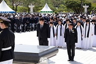 윤석열 대통령이 18일 광주시 북구 국립 5·18민주묘지에서 열린 ‘제44주년 5·18민주화운동 기념식’에 참석해 민주항쟁 추모탑에 헌화 분향한 뒤 묵념하고 있다. 