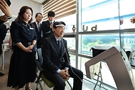 이주호 사회부총리 겸 교육부 장관이 17일 대전 유성구 에듀힐링센터에서 열린 ‘제26차 찾아가는 함께차담회’에 앞서 정신건강분석기를 체험하고 있다.