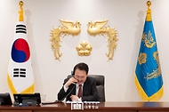 윤석열 대통령이 20일 서울 용산 대통령실 청사 집무실에서 로렌스 웡(Lawrence Wong) 싱가포르 신임 총리와 전화 통화를 하고 있다.
