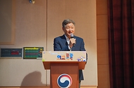임수석 외교부 대변인이 17일 서울 종로구 외교부 청사 2층 대강당에서 열린 ‘제21회 외교톡톡 - 외교관과의 대화’에서 마무리 인사를 하고 있다.