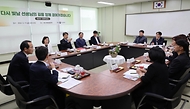 이주호 사회부총리 겸 교육부 장관이 17일 대전 유성구 에듀힐링센터에서 열린 ‘제26차 찾아가는 함께차담회’에서 교원들과 대화를 나누고 있다. 