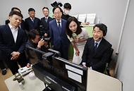 이주호 사회부총리 겸 교육부 장관이 17일 대전 유성구 에듀힐링센터에서 열린 ‘제26차 찾아가는 함께차담회’에 앞서 메타버스 심리상담 코칭을 체험하고 있다.