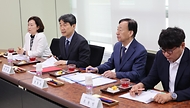 이주호 사회부총리 겸 교육부 장관이 17일 대전 유성구 에듀힐링센터에서 열린 ‘제26차 찾아가는 함께차담회’에서 교원들과 대화를 나누고 있다. 이날 간담회는 스승의 날을 맞아 교권 보호 대책의 현장 체감도 점검 및 정책 제안, 교육주체 간 상호 존중하는 문화 조성을 위한 의견을 청취하기 위해 마련되었다.