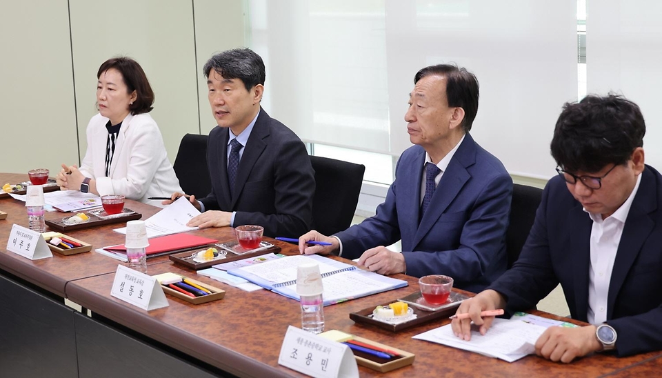 이주호 사회부총리 겸 교육부 장관이 17일 대전 유성구 에듀힐링센터에서 열린 ‘제26차 찾아가는 함께차담회’에서 교원들과 대화를 나누고 있다. 이날 간담회는 스승의 날을 맞아 교권 보호 대책의 현장 체감도 점검 및 정책 제안, 교육주체 간 상호 존중하는 문화 조성을 위한 의견을 청취하기 위해 마련되었다.