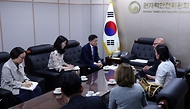 유국희 원자력안전위원회 위원장이 20일 서울 중구 원자력안전위원회에서 램지 자말(Ramji Jammal) 캐나다 원자력안전위원회(CNSC) 부위원장과 양국의 원자력 안전규제 관련 협력 방안을 논의하고 있다.
