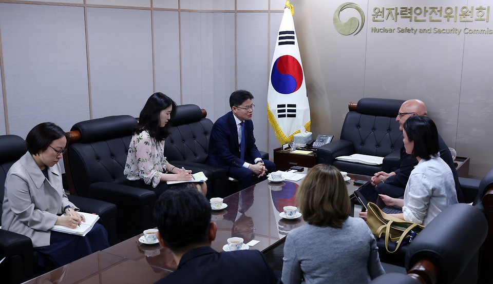 유국희 원자력안전위원회 위원장이 20일 서울 중구 원자력안전위원회에서 램지 자말(Ramji Jammal) 캐나다 원자력안전위원회(CNSC) 부위원장과 양국의 원자력 안전규제 관련 협력 방안을 논의하고 있다.