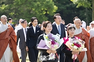 윤석열 대통령과 김건희 여사가 19일 경기도 양주시 회암사지에서 열린 ‘회암사 사리 이운 기념 문화축제 및 삼대화상 다례재’에 참석하고 있다.