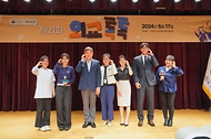 참석자들이 17일 서울 종로구 외교부 청사 2층 대강당에서 열린 ‘제21회 외교톡톡 - 외교관과의 대화’에서 기념 촬영을 하고 있다.