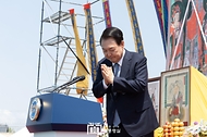 윤석열 대통령이 19일 경기도 양주시 회암사지에서 열린 ‘회암사 사리 이운 기념 문화축제 및 삼대화상 다례재’에서 축사하기 전 참석자들에게 합장 인사를 하고 있다.