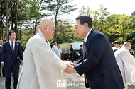 윤석열 대통령이 19일 경기도 양주시 회암사지에서 열린 ‘회암사 사리 이운 기념 문화축제 및 삼대화상 다례재’에 참석해 조계종 총무원장 진우스님과 인사하고 있다. 