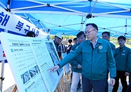 이한경 행정안전부 재난안전관리본부장이 18일 경북 포항시 냉천 재해복구사업 공사현장을 방문해 재해복구사업 추진점검 및 공사장 안전대책 등을 점검하고 있다. 