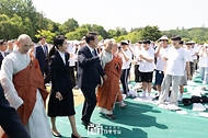 윤석열 대통령과 김건희 여사가 19일 경기도 양주시 회암사지에서 열린 ‘회암사 사리 이운 기념 문화축제 및 삼대화상 다례재’에 참석하고 있다.