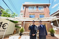 오기웅 중소벤처기업부 차관이 16일 서울 성동구 1유로 프로젝트 코끼리빌라에서 최성욱 대표와 기념 촬영을 하고 있다.