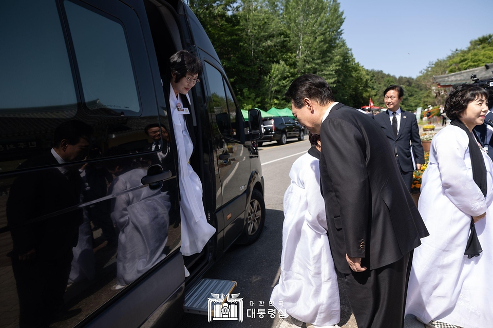 윤석열 대통령이 18일 광주시 북구 국립 5·18민주묘지에서 열린 ‘제44주년 5·18민주화운동 기념식’에 참석해 묘지 입구에서 5·18유공자 후손들을 영접하고 있다. 