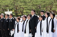 윤석열 대통령이 18일 광주시 북구 국립 5·18민주묘지에서 열린 ‘제44주년 5·18민주화운동 기념식’에 참석해 애국가를 제창하고 있다.
