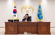 윤석열 대통령이 20일 서울 용산 대통령실 청사 집무실에서 로렌스 웡(Lawrence Wong) 싱가포르 신임 총리와 전화 통화를 하고 있다.