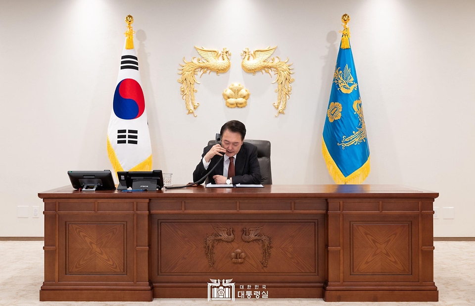윤석열 대통령이 20일 서울 용산 대통령실 청사 집무실에서 로렌스 웡(Lawrence Wong) 싱가포르 신임 총리와 전화 통화를 하고 있다.