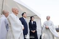 윤석열 대통령과 김건희 여사가 19일 경기도 양주시 회암사지에서 열린 ‘회암사 사리 이운 기념 문화축제 및 삼대화상 다례재’에 참석, 시작에 앞서 조계종 총무원장 진우스님, 봉선사 주지 호산스님 등 참석자들로부터 양주 회암사지에 대한 설명을 듣고 있다. 
