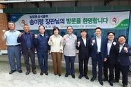 송미령 농림축산식품부 장관이 17일 세종특별자치시 남세종농협에서 관계자들과 기념 촬영을 하고 있다.