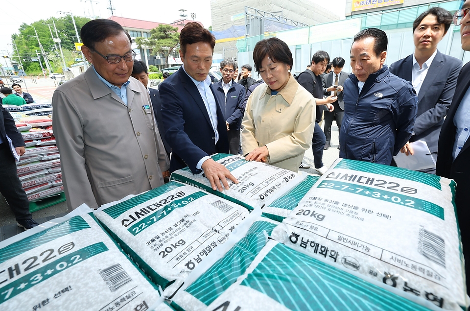 송미령 농림축산식품부 장관이 17일 세종특별자치시 남세종농협 비료 판매 현장을 방문해 비료 가격 및 수급 상황을 점검하고 있다.
