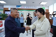 송미령 농림축산식품부 장관이 17일 세종특별자치시 남세종농협에서 관계자와 악수하고 있다.
