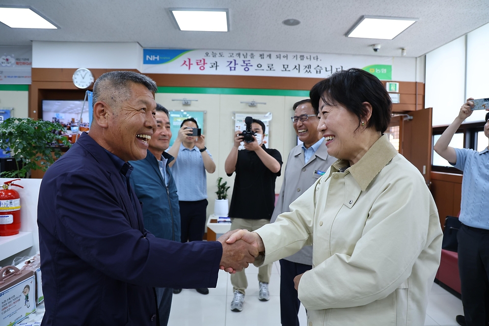 송미령 농림축산식품부 장관이 17일 세종특별자치시 남세종농협에서 관계자와 악수하고 있다.