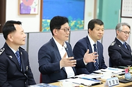 고광효 관세청장이 17일(금) 양산지역의  대표 수출기업인 (주)화인테크놀리지에 방문해 업계 관계자들과 대화를 나누고 있다.