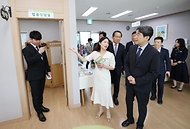 이주호 사회부총리 겸 교육부 장관이 17일 대전 유성구 에듀힐링센터에서 열린 ‘제26차 찾아가는 함께차담회’에 앞서 시설물을 둘러보고 있다.