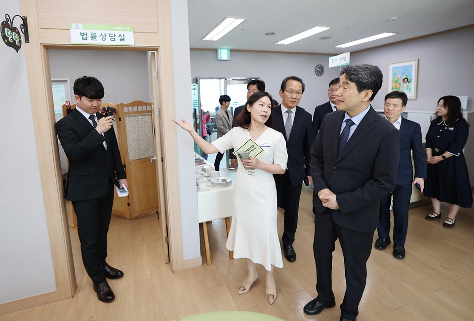 이주호 사회부총리 겸 교육부 장관이 17일 대전 유성구 에듀힐링센터에서 열린 ‘제26차 찾아가는 함께차담회’에 앞서 시설물을 둘러보고 있다.