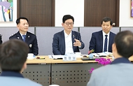 고광효 관세청장이 17일(금) 양산지역의  대표 수출기업인 (주)화인테크놀리지에 방문해 업계 관계자들과 대화를 나누고 있다.
