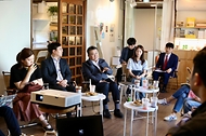 오기웅 중소벤처기업부 차관이 16일 서울 성동구 1유로 프로젝트 코끼리빌라를 방문, 입점기업 대표들과 로컬 크리에이터 중심 동네상권 활성화 방안에 대해 논의하고 있다. 
