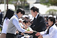 윤석열 대통령이 18일 광주시 북구 국립 5·18민주묘지에서 열린 ‘제44주년 5·18민주화운동 기념식’에 참석해 학생 대표로부터 ‘5·18 상징꽃’인 이팝나무 꽃다발을 전달 받고 있다.