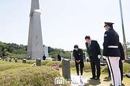 윤석열 대통령이 18일 광주시 북구 국립 5·18민주묘지에서 열린 ‘제44주년 5·18민주화운동 기념식’을 마치고 고 박금희 유공자 묘소를 참배하고 있다. 