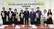 이주호 사회부총리 겸 교육부 장관이 17일 대전 유성구 에듀힐링센터에서 열린 ‘제26차 찾아가는 함께차담회’에서 참석한 교사에게 꽃다발을 전달한 뒤 기념 촬영을 하고 있다.