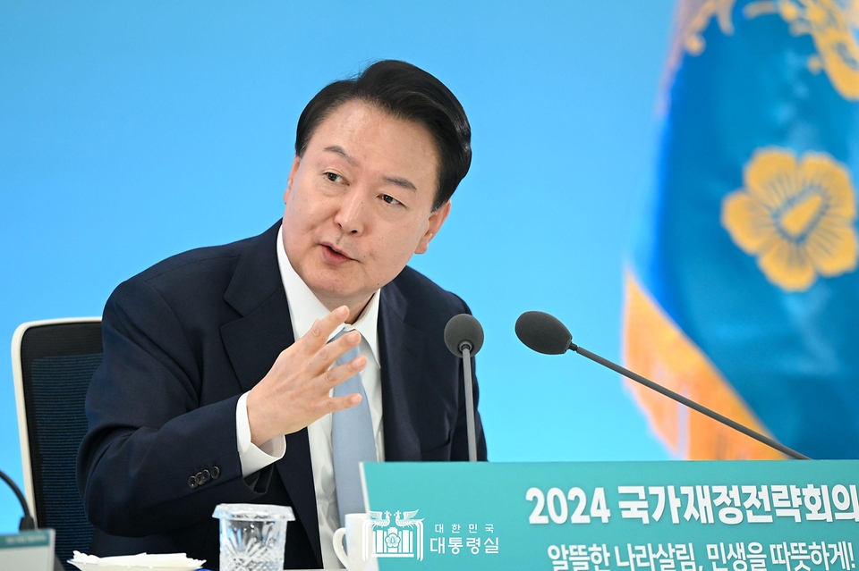 윤석열 대통령이 17일 세종특별자치시 정부세종청사에서 열린 ‘2024년 국가재정전략회의’에서 마무리 발언을 하고 있다.