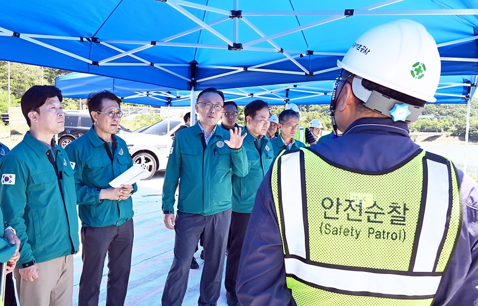 이한경 행정안전부 재난안전관리본부장이 18일 경북 경주시 왕신저수지 재해복구사업 공사현장을 방문해 사업소장으로부터 복구사업 현장을 청취하고 있다. 