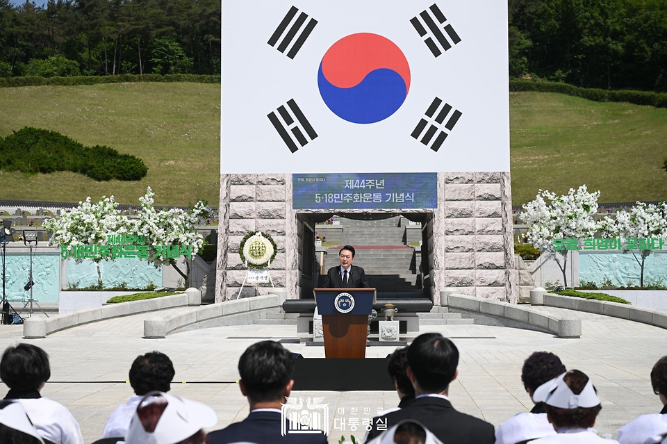 윤석열 대통령이 18일 광주시 북구 국립 5·18민주묘지에서 열린 ‘제44주년 5·18민주화운동 기념식’에서 기념사를 하고 있다.