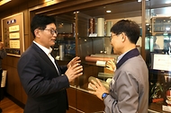 고광효 관세청장이 17일(금) 양산지역의  대표 수출기업인 (주)화인테크놀리지에 방문해 생산관련 현장을 둘러보고 있다.