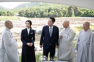 윤석열 대통령과 김건희 여사가 19일 경기도 양주시 회암사지에서 열린 ‘회암사 사리 이운 기념 문화축제 및 삼대화상 다례재’에 참석, 시작에 앞서 조계종 총무원장 진우스님, 봉선사 주지 호산스님 등 참석자들로부터 양주 회암사지에 대한 설명을 듣고 있다. 
