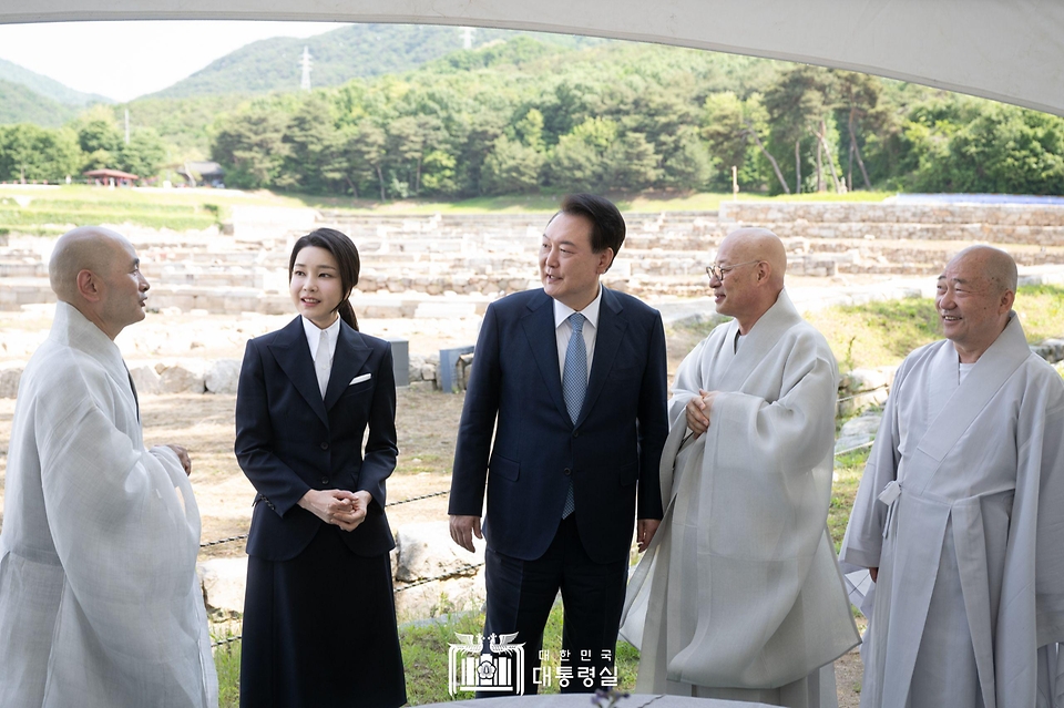 윤석열 대통령과 김건희 여사가 19일 경기도 양주시 회암사지에서 열린 ‘회암사 사리 이운 기념 문화축제 및 삼대화상 다례재’에 참석, 시작에 앞서 조계종 총무원장 진우스님, 봉선사 주지 호산스님 등 참석자들로부터 양주 회암사지에 대한 설명을 듣고 있다. 