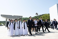 윤석열 대통령이 18일 광주시 북구 국립 5·18민주묘지에서 열린 ‘제44주년 5·18민주화운동 기념식’에 참석해 5·18 유가족 대표들과 함께 입장하고 있다.