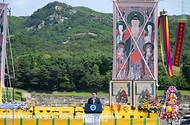 윤석열 대통령이 19일 경기도 양주시 회암사지에서 열린 ‘회암사 사리 이운 기념 문화축제 및 삼대화상 다례재’에서 축사하고 있다.