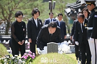 윤석열 대통령이 18일 광주시 북구 국립 5·18민주묘지에서 열린 ‘제44주년 5·18민주화운동 기념식’을 마치고 고 박금희 유공자 묘소를 참배하고 있다. 