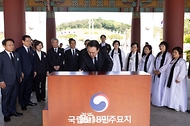 윤석열 대통령이 18일 광주시 북구 국립 5·18민주묘지에서 열린 ‘제44주년 5·18민주화운동 기념식’에 참석해 방명록을 작성하고 있다.